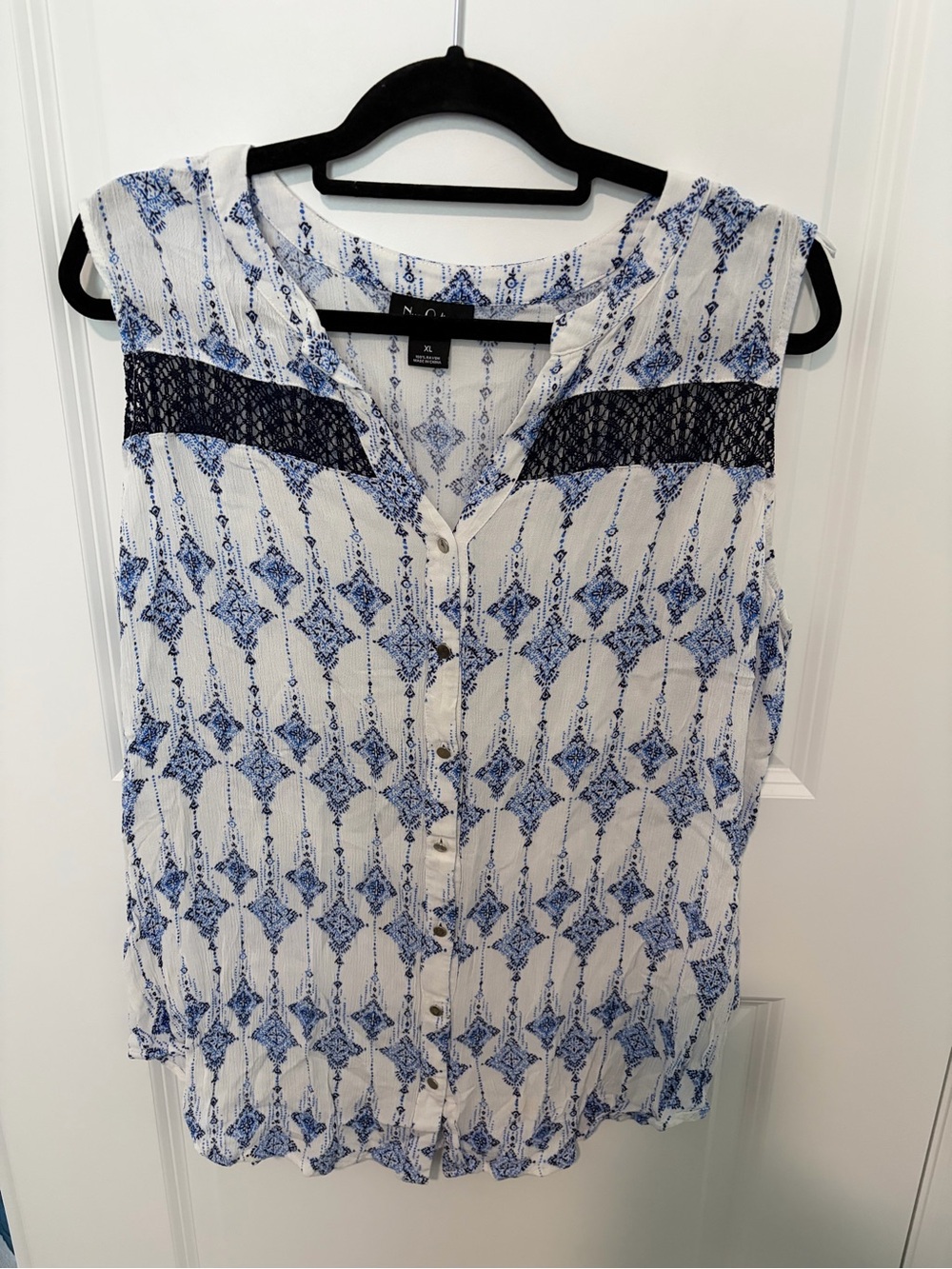 Nue Options White and Blue Sleeveless Button-Front Camisole with Black Lace Trim